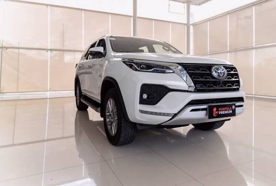 TOYOTA HILUX SW4 2.8 D-4D TURBO DIESEL DIAMOND 7L 4X4 AUTOMÁTICO